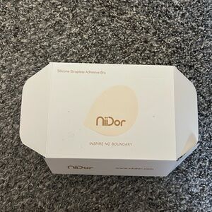 Niidor Silicone Strapless Adhesive Bra